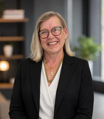 Portrait of Diane McMahon, Realtor®.